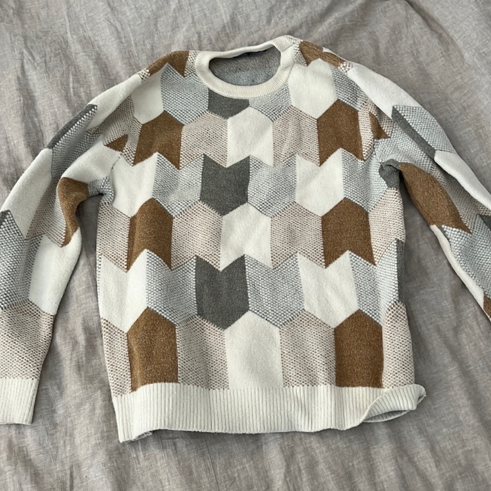 It’s a men’s sweater but women too!! Really soft, perfect for chilly weather!!